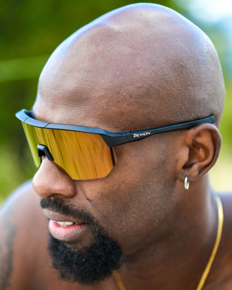 Atleta vistiendo FIANDRE gafas de sol con espejo para correr