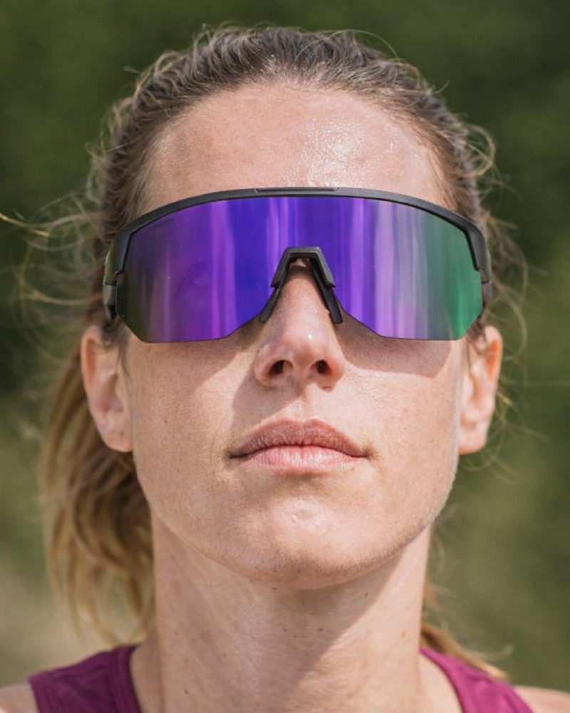 Corredor vistiendo FIANDRE Gafas de sol con lentes de espejo moradas