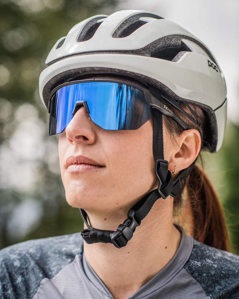 FIANDRE blaue, verspiegelte, photochrome Sonnenbrille, getragen beim Rennradfahren